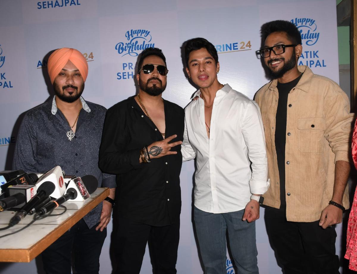 Bollywood singer Mika Singh too attended Pratik's birthday bash. 
